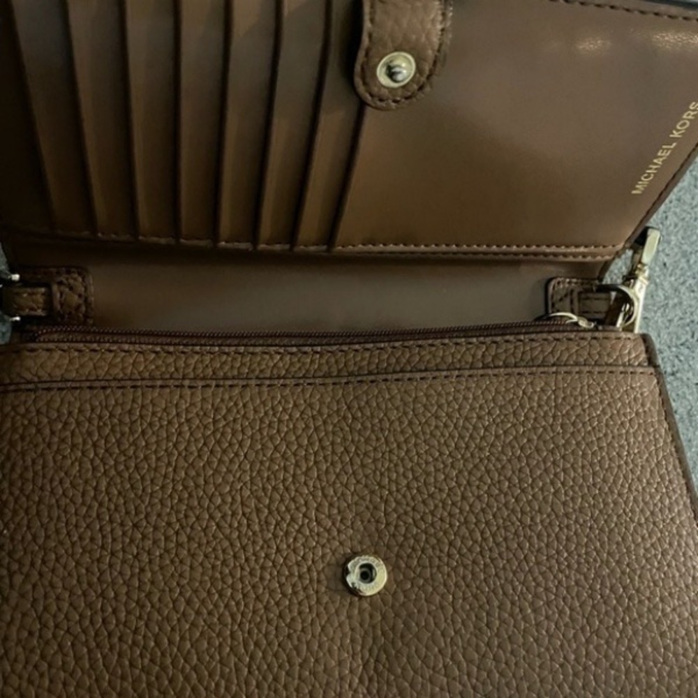 Elegant Brown Leather Crossbody Bag - Picture 3 of 3